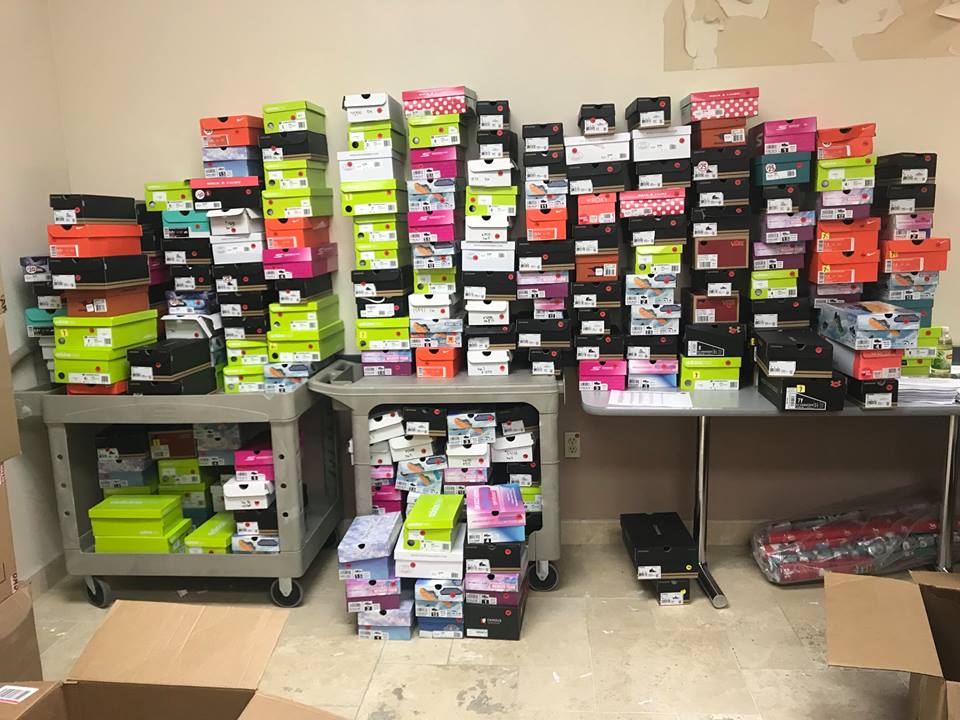 Boxes of shoes for warm the soles kids 